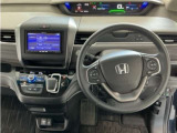 【ハンドル】運転にかかわる様々な操作を安全に行えるように視点移動が少なく操作性に配慮されたスイッチ類が凝縮されたコックピットです。