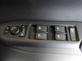 パワーウィンドウスイッチで運転席から全席の窓の開閉ができます。