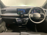 【運転席・助手席】運転席の足もともゆったりで長距離ドライブでも快適に★