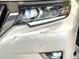 【LEDヘッドライト】悪天候や夜間走行時も良好な視界を確保し安心して運転できる高輝度LEDヘッドライトを装備!点灯速度が早く、消費電力も抑えられています。