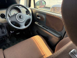 運転席はこちらです。プライベートな車内なのでリラックスできる空間を。