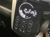 【オートエアコン】一度お好みの温度に設定すれば、車内の温度を検知し風量や温度を自動で調整。暑い&hellip;寒い&hellip;と何度もスイッチ操作をする必要はありません。快適な車内空間には必須の機能ですね♪