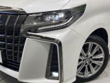 【三眼LEDヘッドライト】スタイリッシュな見た目の三眼LEDヘッドライトを装備♪スタイルだけでなく、夜間の走行も視界良好で安心してお乗りいただけます。