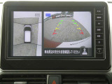 全周囲カメラで、クルマを上空から見下ろしているかのような映像を映し出します。周囲の状況がひと目でわかります!