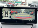 360度ビューカメラを搭載。4方の小型カメラの映像を処理し、車両真上からの映像に変換しています。