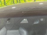 【プリクラッシュセーフティ】前方の車両等を検知し、衝突しそうな時は警報で注意を促し、ブレーキを踏む力をサポート。ブレーキを踏めなかった場合は衝突被害軽減ブレーキが作動、衝突回避をサポートします。