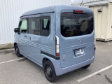 コンビネーションランプを高い位置に配置、後続車に見やすいデザインで安全にも配慮。