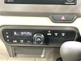 【オートエアコン】一度お好みの温度に設定すれば、車内の温度を検知し風量や温度を自動で調整。暑い&hellip;寒い&hellip;と何度もスイッチ操作をする必要はありません。快適な車内空間には必須の機能ですね♪