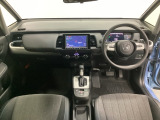車内は光触媒抗菌消臭施工済です。スタイリッシュなデザインでスポーティなインパネ周りを演出します。グローブボックスやカップホルダーのほかにトレーなどたくさんの収納スペースが付いています。