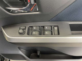パワーウィンドウスイッチで運転席から全席の窓の開閉ができます♪