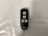 スマートキー付きですからドアロックの開閉およびエンジンスタートが楽々です。電動スライドドアの開け閉めもボタンで操作できます。