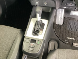 シンプルでとても使いやすいフロアシフトに、パーキングブレーキは電子制御パーキングブレーキです。
