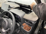 【運転席アッパーボックス】蓋付き収納スペース♪
