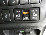 電動スライドドアのスイッチで車内からもスライドドアの開閉ができます。イージークローザー機能で半ドアになることも防止してくれます。
