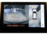パノラミックビューモニター付きです。車両を上から見たような映像をディスプレイ画面上に表示。運転席からの目視だけでは見にくい、車両周辺の状況をリアルタイムでしっかり確認できます。