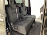 2列目シートは背もたれの角度調節ができるベンチシートになっております。長距離運転になってもゆったりとできるように、カップホルダー付きアームレストがついてます。