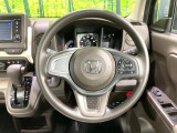 インテリアに合わせたデザインのステアリングは、運転される方のことも考え、運転しやすい形状、大きさです。是非一度、実際に触ってお確かめください。