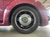 215/55R17タイヤに特別装備のアルミホイール&rdquo;CircleBlackを装着。