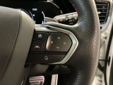 オーディオや運転支援機能などを手元で操作できるステアリングスイッチ。操作時の視線移動が少なく、安全にも貢献します。