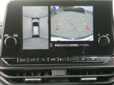 全周囲カメラで、クルマを上空から見下ろしているかのような映像を映し出します。周囲の状況がひと目でわかります!