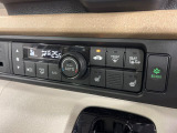 【オートエアコン】一度お好みの温度に設定すれば、車内の温度を検知し風量や温度を自動で調整。暑い&hellip;寒い&hellip;と何度もスイッチ操作をする必要はありません。快適な車内空間には必須の機能ですね♪