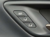 運転席は二人分のシートポジションを記憶します。