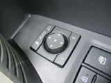 駐車時や狭い道でのすれ違い時に気を使うミラー。電動格納式ドアミラーはそんな時に便利です。
