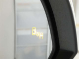 ブラインドスポットモニター装備。隣車線を走る車両を検知。ドアミラーでは確認しにくい後方、側方エリアに存在する車両や急接近してくる車両も検知しドアミラーに搭載されたLEDインジケーターが点灯します。