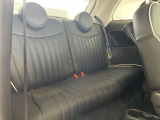 CAVANA製革調シートカバー(ブラック&times;アイボリーパイピング)。張りが均一で、前後席ともに使用感軽微。赤仕様とは違い、落ち着いた印象で上質感が際立ちます。