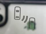 【ブラインドスポットモニター】走行中、ドアミラーの死角になりやすい箇所に後続車が接近するとサイドミラーのレンズに警告を表示!ドライバーに注意喚起をしてくれます。