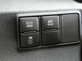 EVドライブモードで、早朝・深夜や屋内の駐車場などで、エンジン音や排気ガスを気にすることなく走れます。