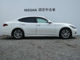 伝統的なFRレイアウトセダン。ハイブリッドの静粛性と、滑らかなハンドリングをご体感ください。