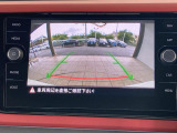 ギアをリバースに入れると車両後方の映像を映し出します。画面にはガイドラインが表示され、車庫入れや縦列駐車などの際に安全確認をサポートします。