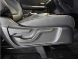 【ハイトアジャスター】レバーの上下操作だけで、座面を運転しやすい高さへ簡単に調節できます。