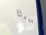 【ブラインドスポットモニター】走行中、ドアミラーの死角になりやすい箇所に後続車が接近するとサイドミラー付近に警告を表示、ドライバーに注意喚起をしてくれます。