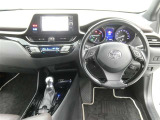 運転席からの視界はこんな感じです☆お気軽にご来店いただき、実際に座って是非お確かめください。ドライバーに寄り添う快適な操作フィールをもたらすステアリングです。