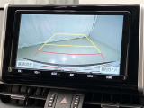 車庫入れなど後進運転時に死角をモニターで確認ができて安全です♪ ステアリング操作の参考になるガイド線も表示しますので車庫入れがニガテな方も安心ですネ!