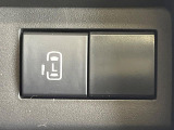 【パワースライドドア】スマートキーや運転席のスイッチでスライドドアの開閉が可能♪電動だから力を入れてドアを開ける必要が無く、小さいお子様でも、重い荷物を持っている時もラクに開け閉めできます♪
