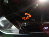SOSコール/エアバックが展開するような深刻な事故において、自動でSOSコールを発信します。車内で急病人が出るような緊急時は、手動で発信可能です。