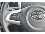 ステアリングスイッチ付き。前方から目を離すことなく操作することが可能です。