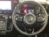 【ハンドル】運転にかかわる様々な操作を安全に行えるように視点移動が少なく操作性に配慮されたスイッチ類が凝縮されたコックピットです。