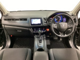 車内は光触媒抗菌消臭施工済です。スタイリッシュなデザインでスポーティなインパネ周りを演出します。グローブボックスやカップホルダーのほかにトレーなどたくさんの収納スペースが付いています。