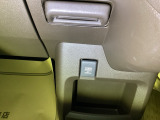 【アクセサリーソケット(電源ソケット)】電源からケーブルをつなげば、スマートフォンなどの電子機器の充電などを行うことができます!ゲーム機器や、カメラの充電にも便利ですね。