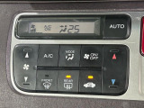 【オートエアコン】一度お好みの温度に設定すれば、車内の温度を検知し風量や温度を自動で調整。暑い&hellip;寒い&hellip;と何度もスイッチ操作をする必要はありません。快適な車内空間には必須の機能ですね♪