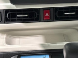 手の届くところにスマートフォンが置けるインパネセンタートレイ