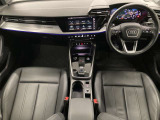 運転席側へ傾けられたレイアウトのインパネ!!