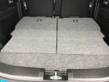 リヤシートを倒すと大きな荷物も搭載可能です。