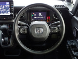 ハンドル左側にはオーディオ操作が出来るオーディオリモートコントロールスイッチ、右側にはHonda SENSINGとオートクルーズコントロールのスイッチを装備!