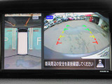 ナビ画面にアラウンドビュ-モニタ-の映像を映し出しています。  狭い場所での車庫入れをサポ-トしてくれる便利アイテムです。