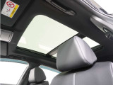 ◆サンルーフ装備車◆開放感あふれるガラスサンルーフを装備。快適なドライブをお楽しみいただけます。